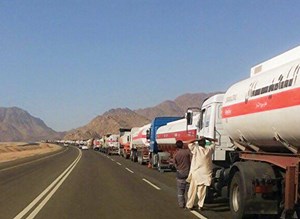 Fig. 1. Oil tankers line the Tabuk-Dhaba road. Photo: Dr. Abdulaziz Alharbi.