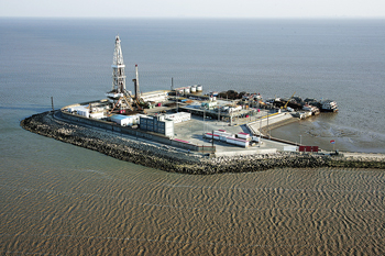 Fig. 6. CNPC is using a “green oil field” approach at its Dagang oil field on the Chenghai Block in Bohai Bay. CNPC describes the project as “the onshore production of offshore oil.” At three artificial islands, operations include wellhead slot batch and cluster well drilling, extended-reach horizontal drilling and water flooding. 
