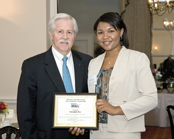Bruce Vincent, President of Swift Energy, presents the Chairman’s Scholarship of $25,000 to Khadijah Ray, student of the Westside Engineering & Geosciences Academy at Westside High School, Houston. The Chairman’s Scholarship is provided through a gift from Bruce and Julia Vincent. Khadijah will study engineering at Texas A&M University.