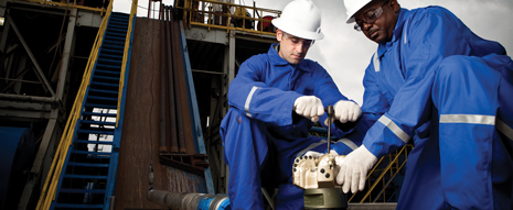 Pathfinder engineers prepare to pick up a Smith Bits Spear drill bit with Onyx II PDC cutters. Photo courtesy of Schlumberger. Pathfinder engineers prepare to pick up a Smith Bits Spear drill bit with Onyx II PDC cutters. Photo courtesy of Schlumberger.
