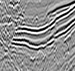 Compared to a conventional survey (left), Broadseis (right) acquires data at high resolution and wide frequency bandwidth (2.5 - 155Hz), resulting in a sharp and clean wavelet that yields image clarity and fine details at reservoir depth.