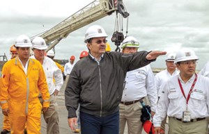 Fig. 2. On Dec 10, 2018, new Pemex CEO Octavio Romero Oropeza held his first work session with senior management at Ciudad del Carmen, Campeche state. During his visit, he discussed various issues with some of the company’s managers and field workers. Image: Pemex.