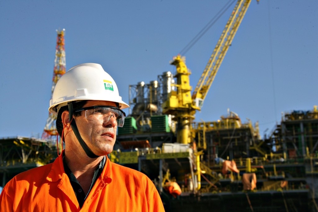 A Petrobras realiza simulação de derramamento de óleo no mar do Brasil para garantir licenças de perfuração na Margem Equatorial.