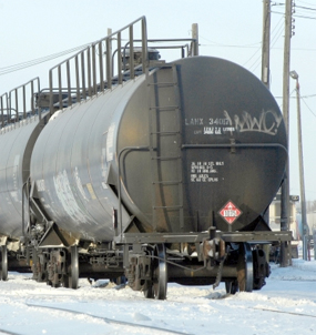 Canadian heavy crude weakens as rail strike halts shipments