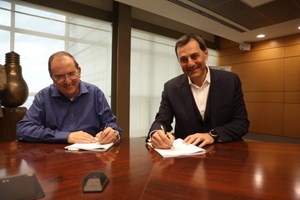 IEC CEO Ofer Bloch, left, and Energean CEO Mathios Rigas sign a supply agreement between their companies.