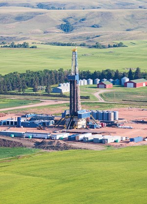 Fig. 9. Some of the longest laterals in the U.S. are drilled in North Dakota, where this large rig is working on behalf of Hess Corporation in the Bakken shale. Image: Hess Corporation.
