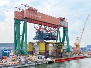 Fig. 4. Integration of Vito topside structure with the FPU hull using a pair of 30,000-tonne goliath cranes at Tuas Boulevard Yard, Source: Sembcorp Marine.