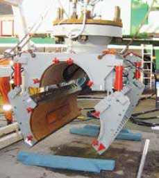 The Subsea Grouted Tee clamp opens its hydraulic rams. 