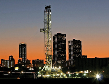 A Chesapeake Energy drilling rig operating at the Fourth Street pad site near downtown Fort Worth in 2006. Permitting in urban areas is now becoming increasingly difficult for operators.  Photo by Gary L. Wilson, courtesy of Chesapeake Energy.