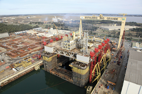 Conclusion of the deck mating procedure for the P-55 semi-submersible platform in July. Petrobras is planning to build 28 new deepwater rigs by 2020 for pre-salt activity. Photo courtesy of Petrobras News Agency.