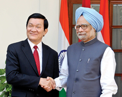 Vietnam’s President Truong Tan Sang (left) shakes hands with Indian Prime Minister Manmohan Singh during the signing of the cooperation pact.