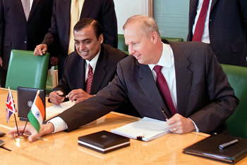Fig. 4. Reliance Industries Chairman Mukesh Ambani (left) and BP CEO Robert Dudley sign the farm-in agreement for joint project development in India and abroad.
