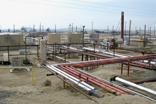 Fig. 1. A complex network of pipes carries steam to and water from Seneca Resources’ heavy oil operations in Lost Hills, California.