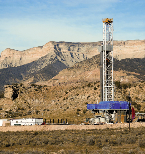 A rig drills for oil in Colorado’s liquids-rich basins against the backdrop of the Rocky Mountain range. Source: Colorado Geological Survey.